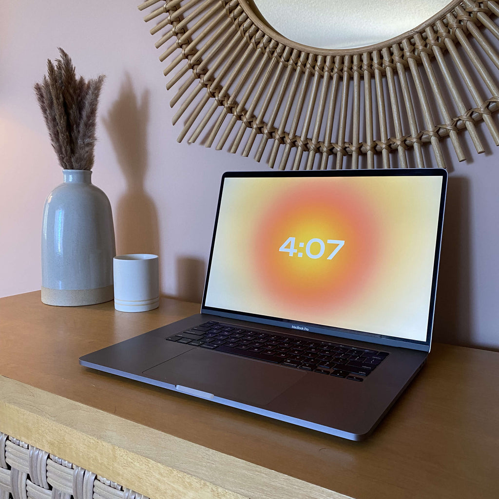 Aesthetic Beige Gradient Clock Screensaver