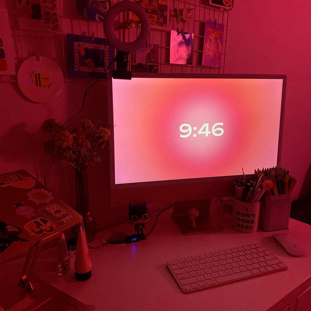 Aesthetic Pink Gradient Clock Screensaver